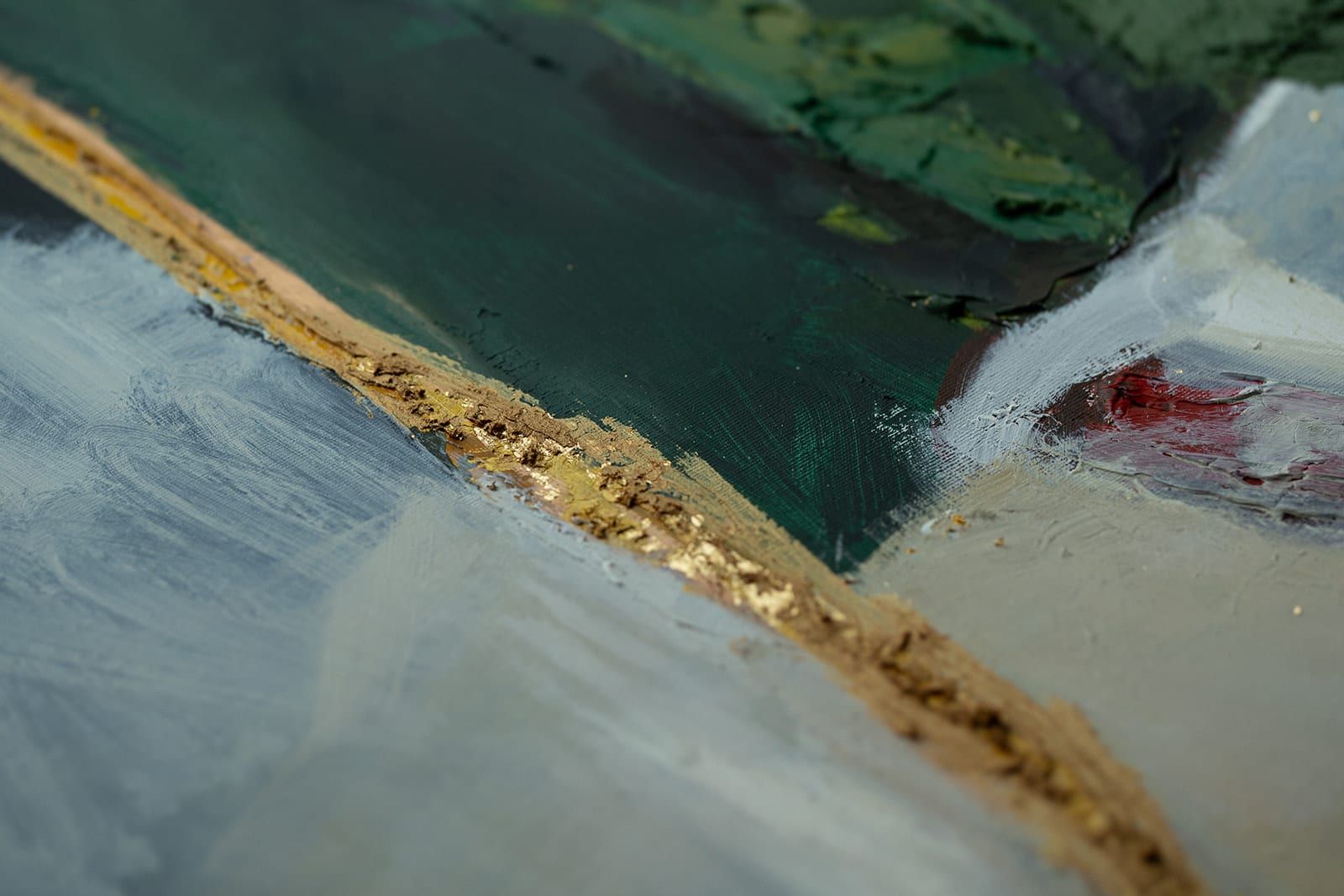 Close-up of the textured gold line in Feeling Green